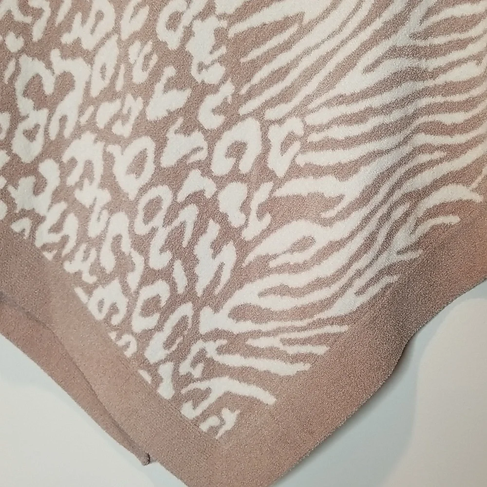 NWT Barefoot Dreams Cozy Ultra Lite Ocean Breeze Faded Rose Animal Print Poncho - Picture 5 of 8